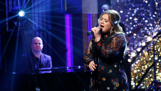 Kelly Clarkson abandons <i>American Idol</i> to join <i>The Voice</i>